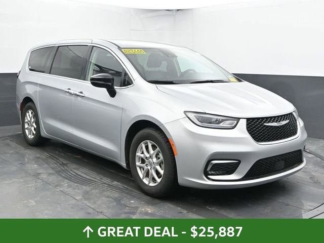 Used 2024 Chrysler Pacifica Touring-L image 2