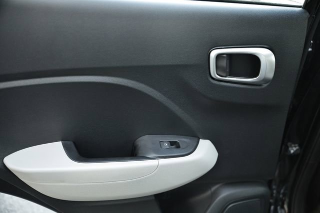 Used 2024 Hyundai Venue SEL image 23