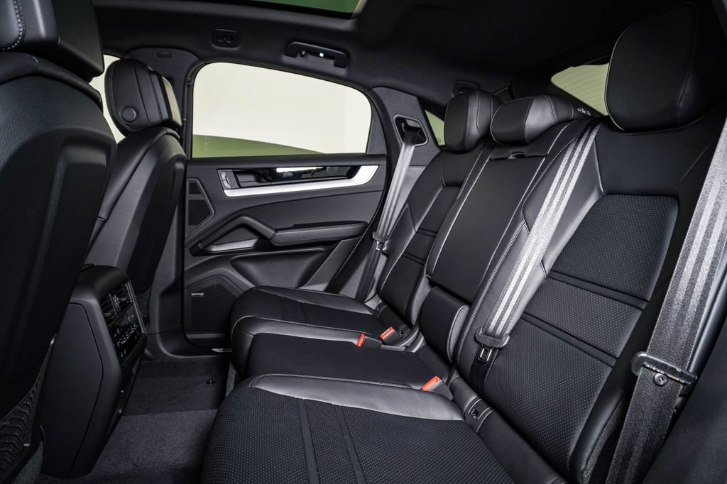 New 2026 Porsche Cayenne Coupe AWD/4WD image 17