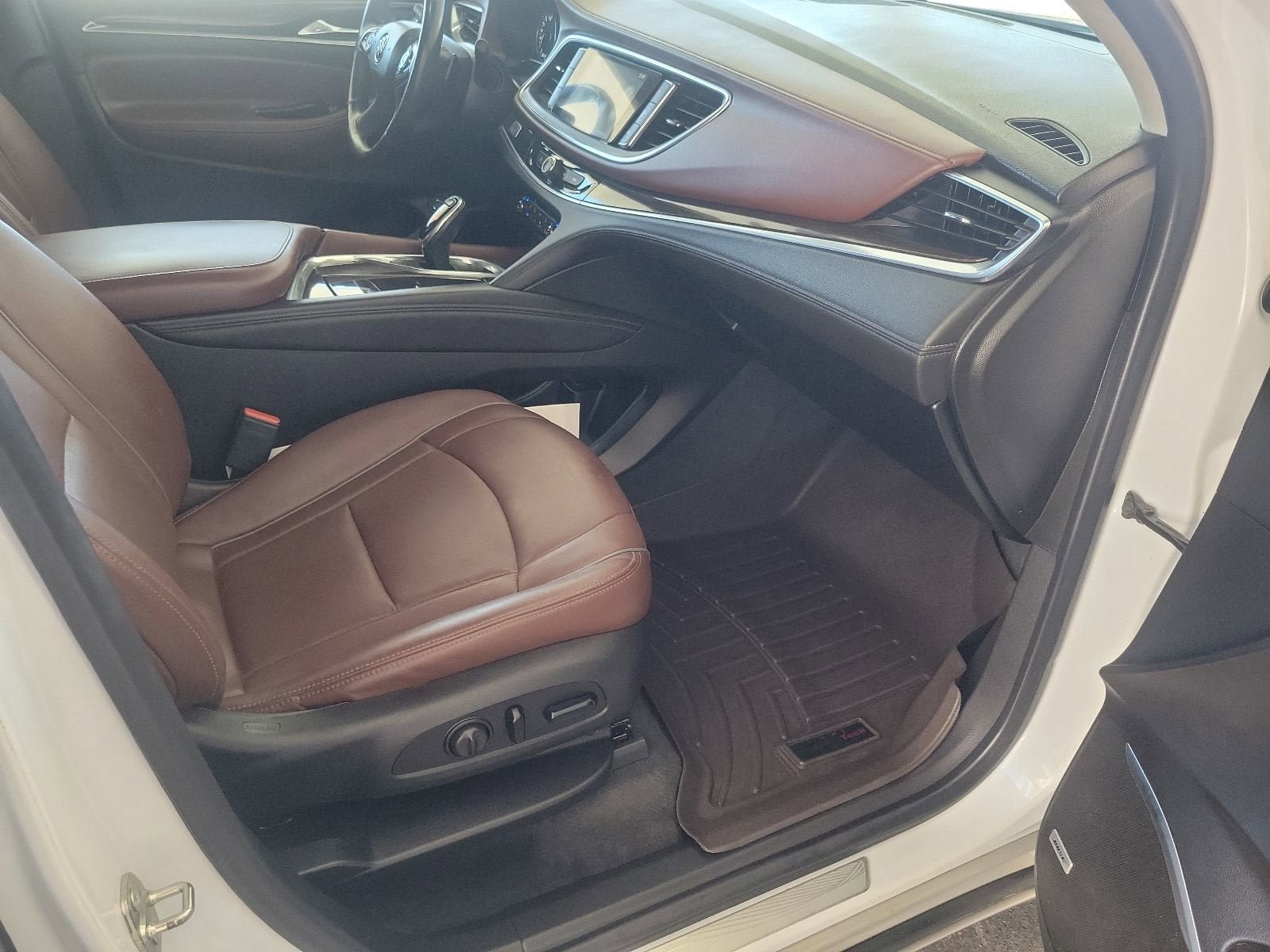 Used 2019 Buick Enclave Avenir w/ Avenir Technology Package AWD/4WD image 11