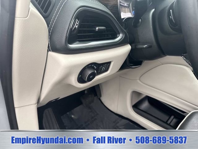 Used 2023 Chrysler Pacifica Limited FWD image 22