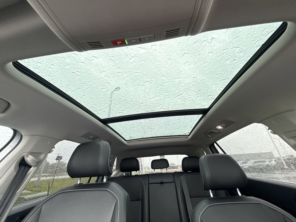 Used 2022 Volkswagen Tiguan SE w/ Panoramic Sunroof Package AWD/4WD image 16