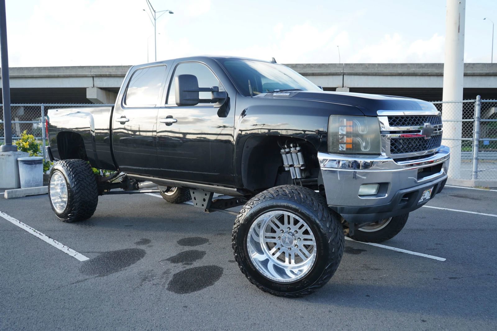 Used 2014 Chevrolet Silverado 2500 LT w/ Custom Sport Truck Package image 5
