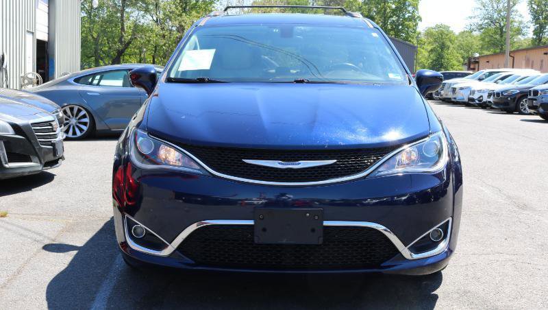 Used 2018 Chrysler Pacifica Touring-L FWD image 2