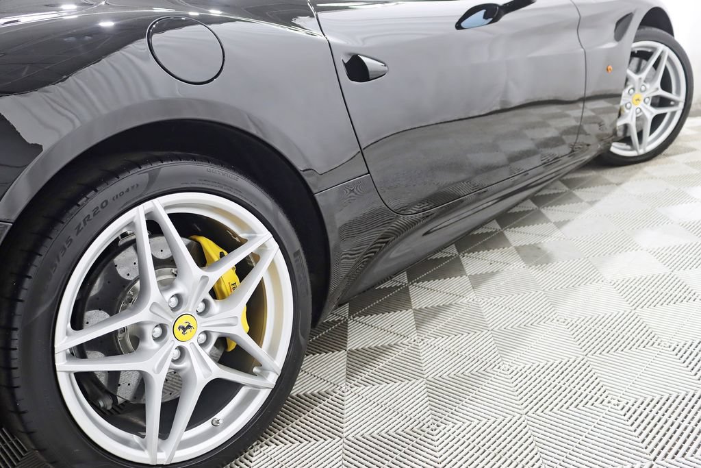 Used 2016 Ferrari California T RWD image 12