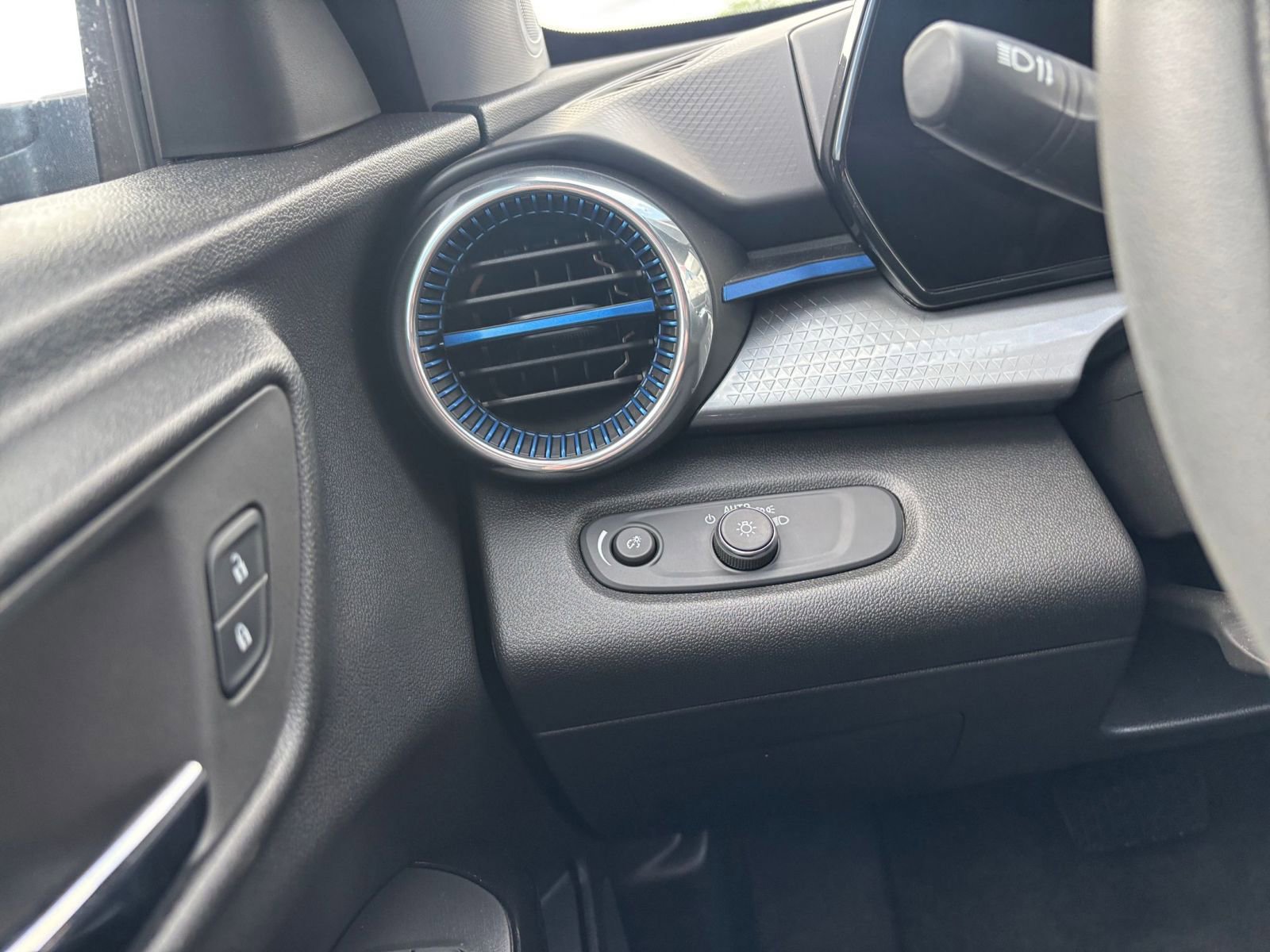 Used 2025 Chevrolet Trax LT FWD image 33