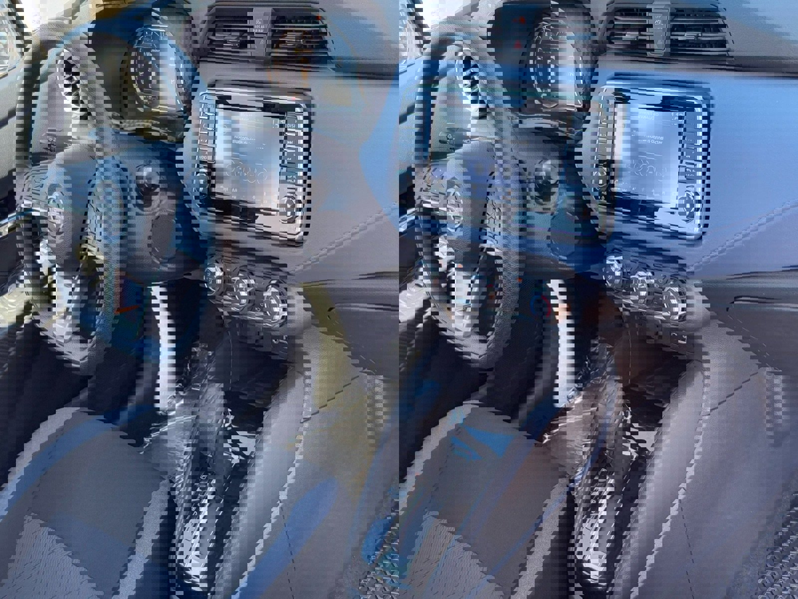 Used 2025 Nissan Versa SV image 9