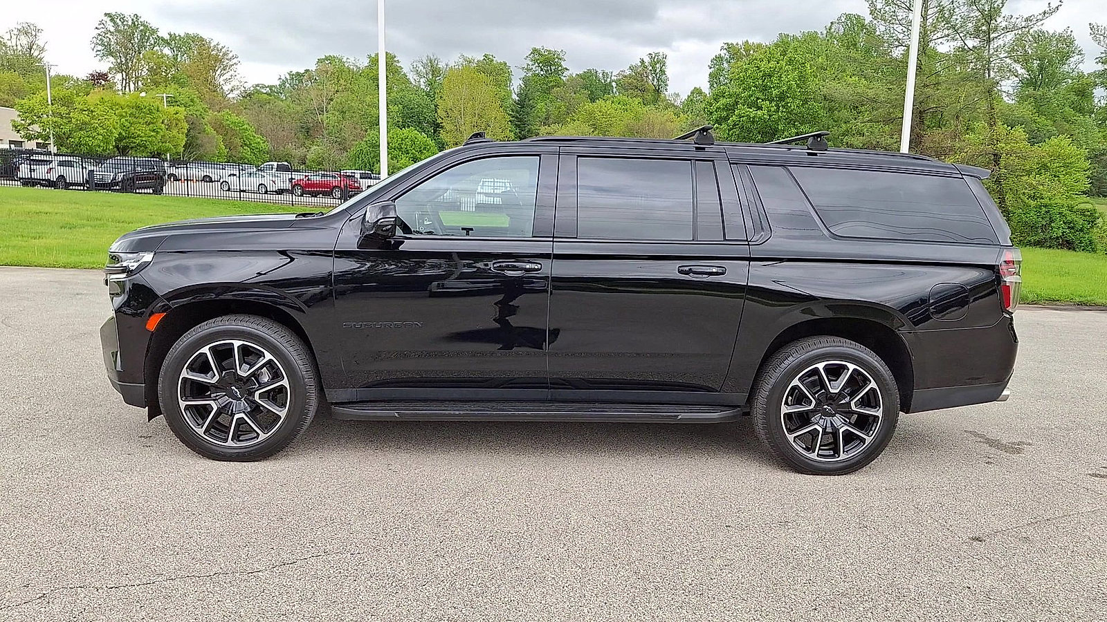Certified 2023 Chevrolet Suburban RST w/ Sport Performance Package AWD/4WD image 5