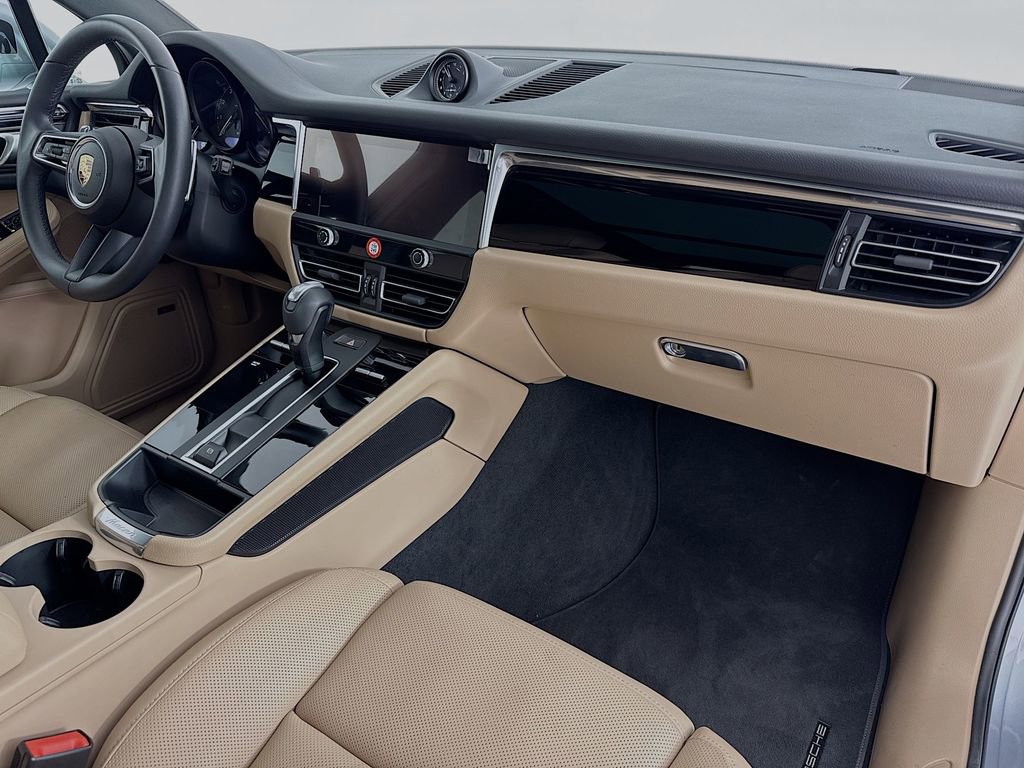 Certified 2025 Porsche Macan AWD/4WD image 32