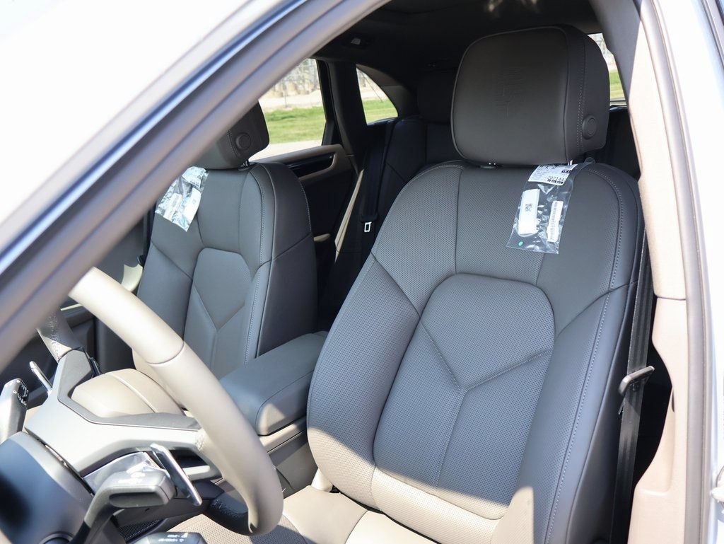 Certified 2025 Porsche Macan AWD/4WD image 5