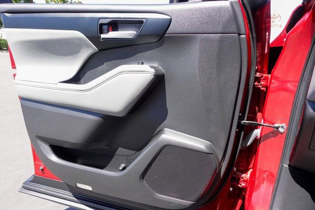 Certified 2023 Toyota Highlander XLE image 33