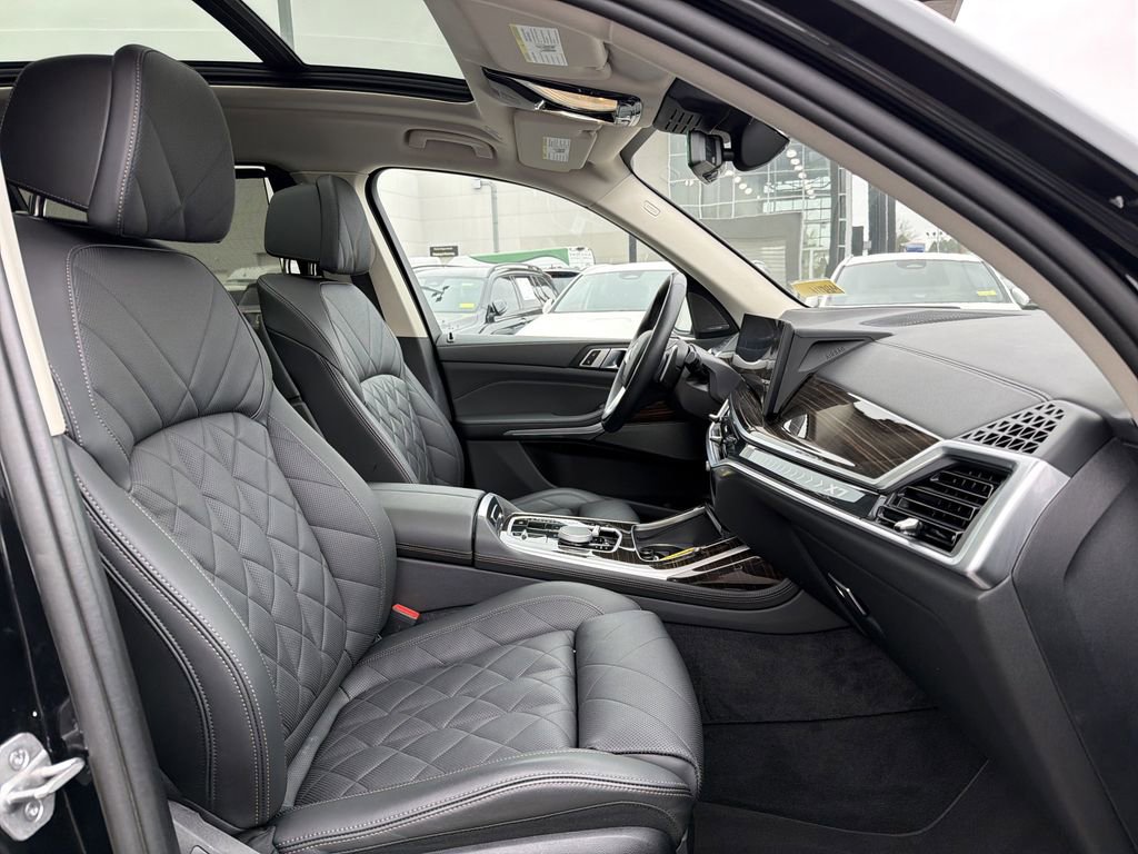 Used 2025 BMW X7 xDrive40i w/ Premium Package image 21