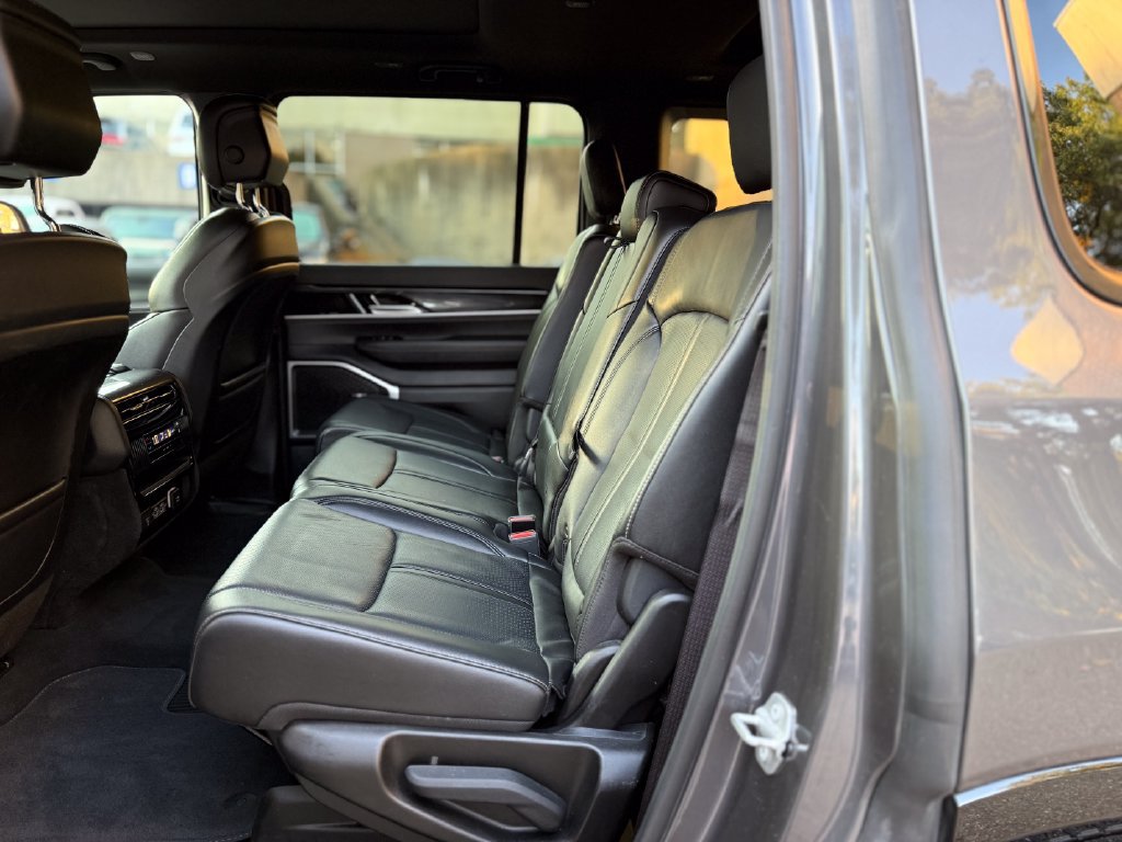 Used 2023 Jeep Wagoneer 4WD w/ Premium Group I image 23