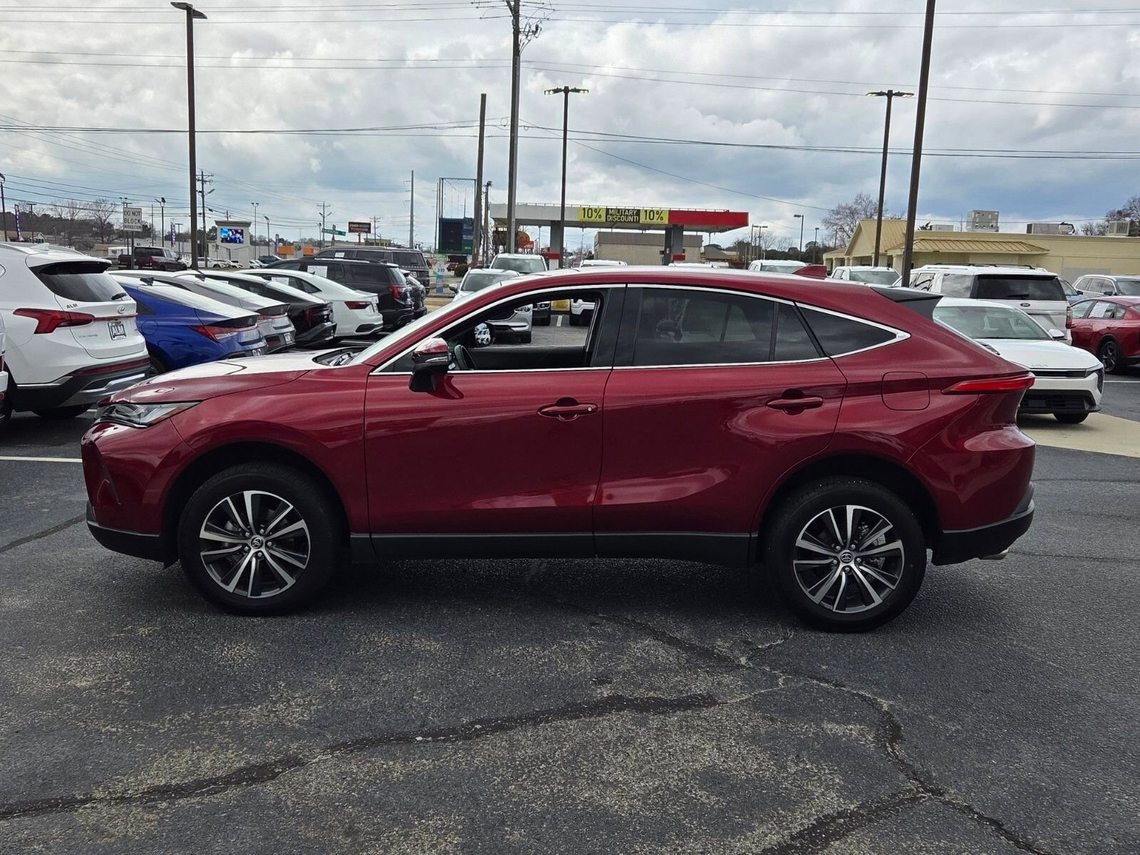 Used 2024 Toyota Venza LE image 4