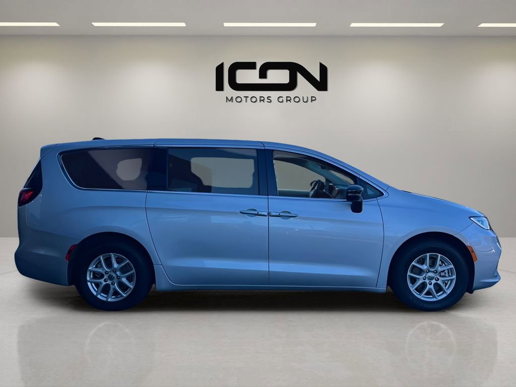 Used 2024 Chrysler Pacifica Touring-L image 6