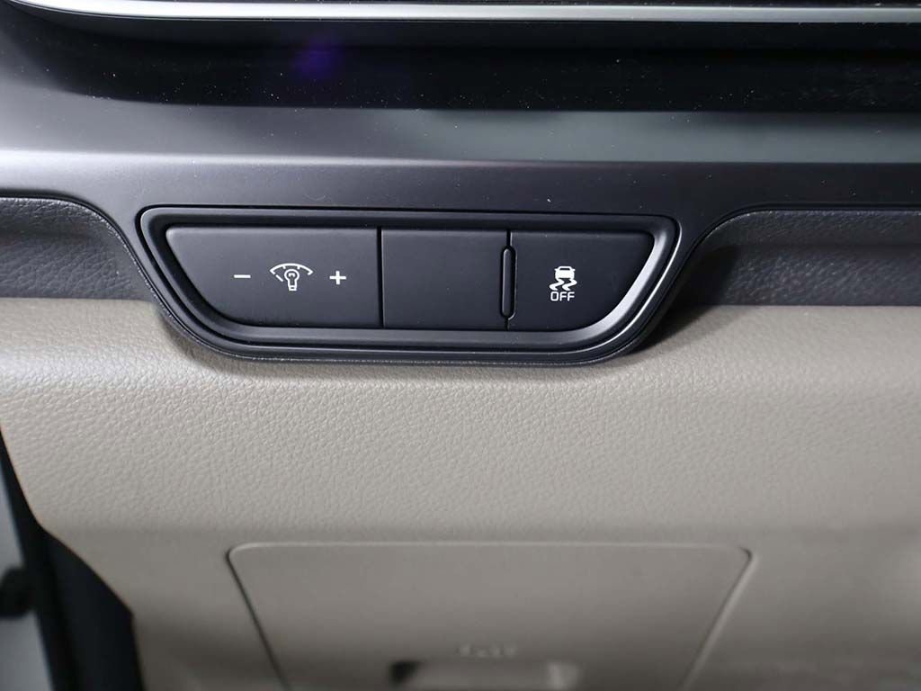 Used 2025 Kia Carnival FWD image 34