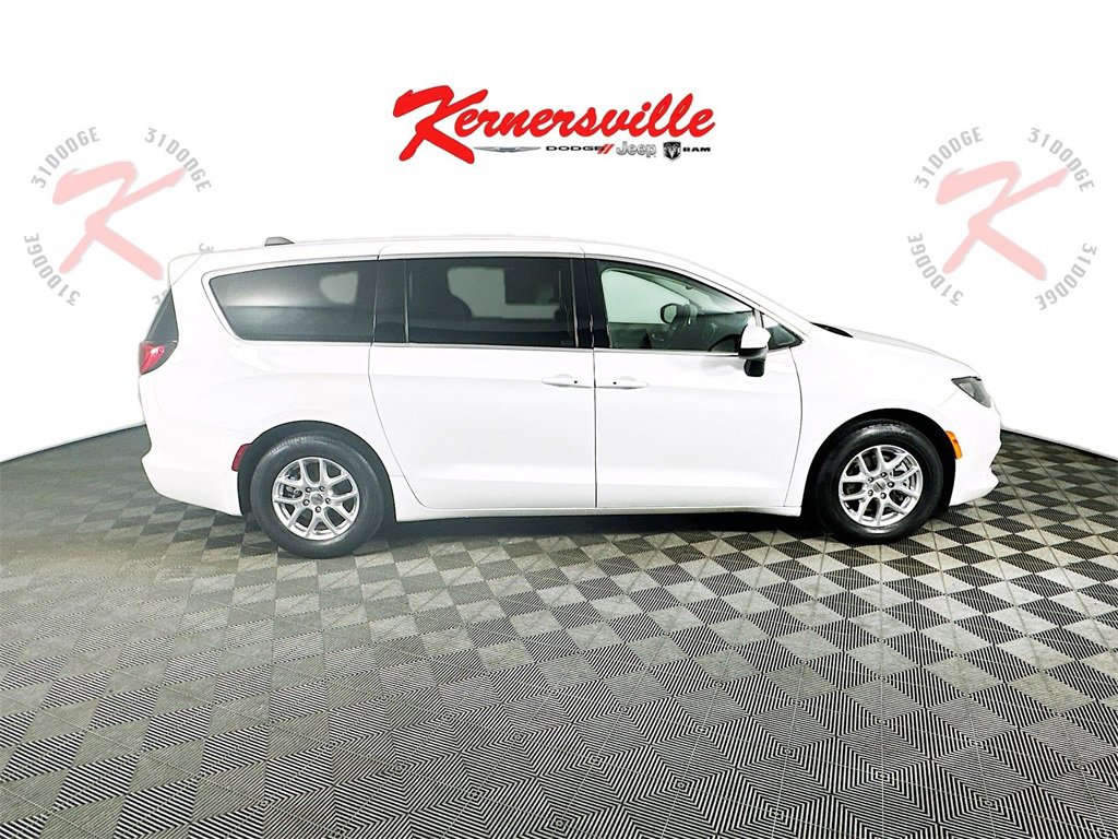 Used 2023 Chrysler Voyager LX image 8
