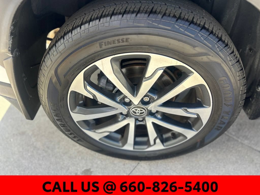 Used 2022 Toyota Corolla Cross XLE AWD/4WD image 7