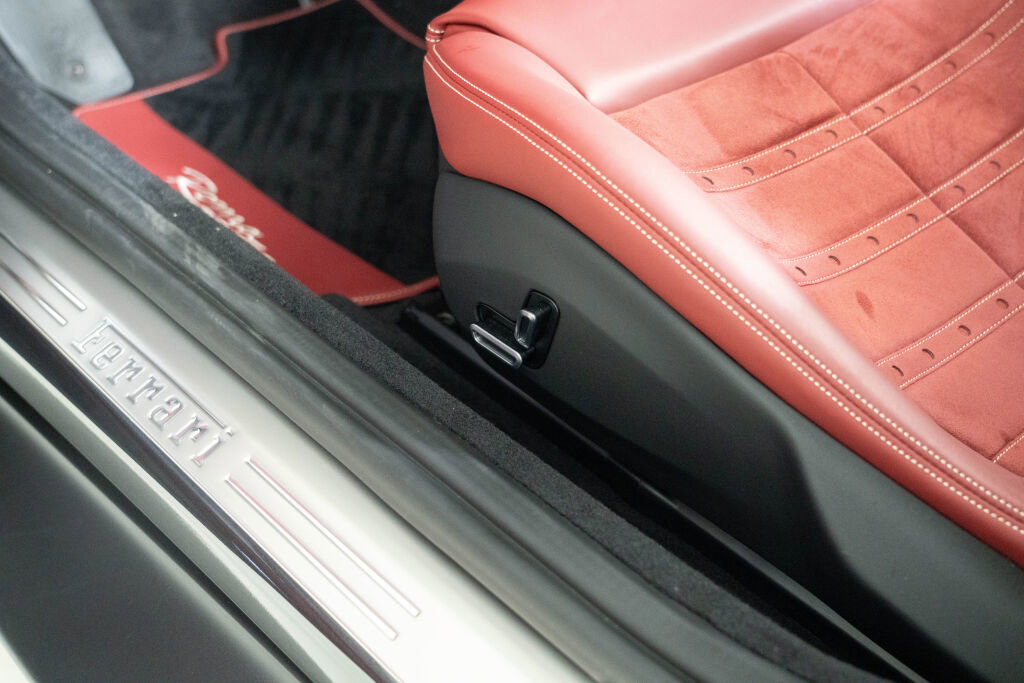 Used 2025 Ferrari Roma Spider image 31