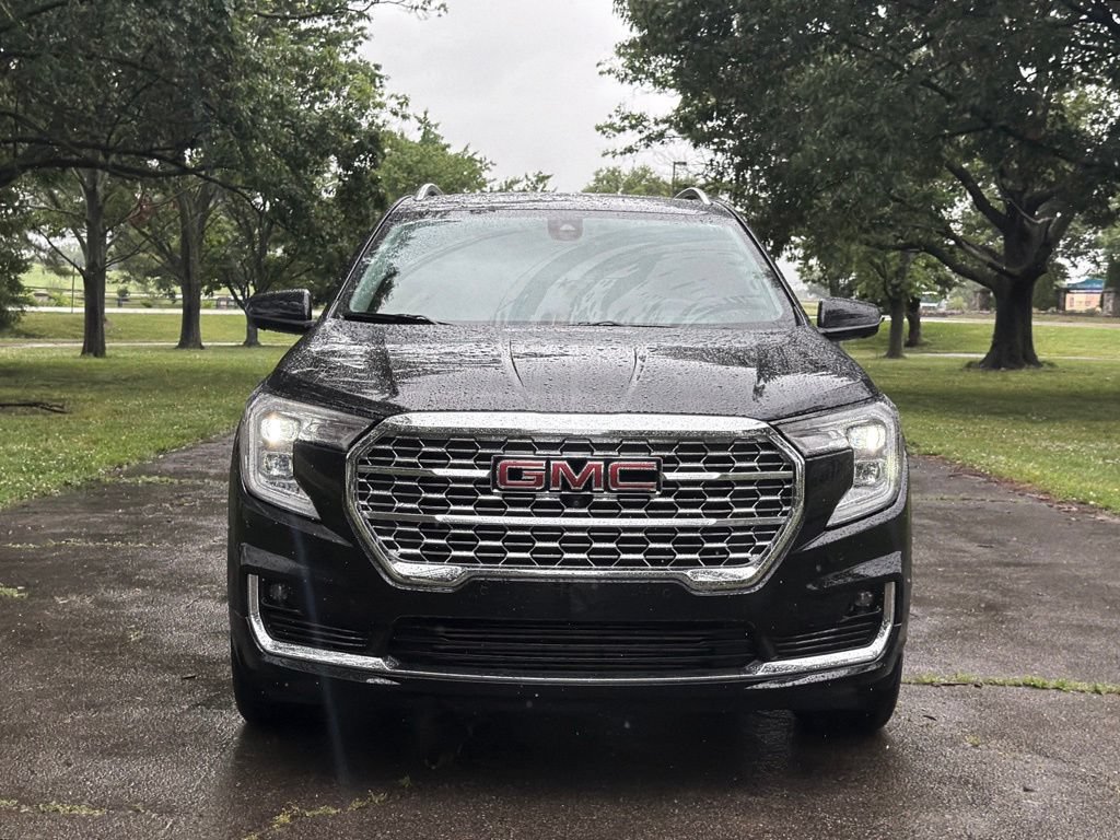 Used 2024 GMC Terrain Denali w/ Denali Premium Package AWD/4WD image 2