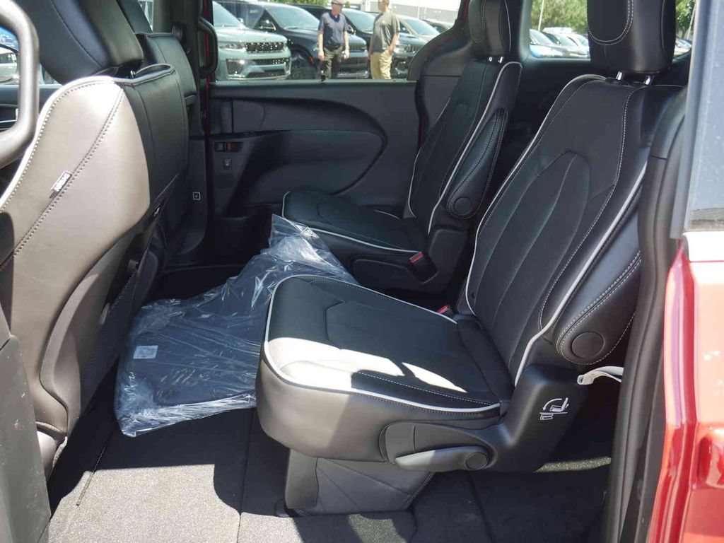 New 2027 Chrysler Pacifica Limited w/ Trailer Tow Group AWD/4WD image 16