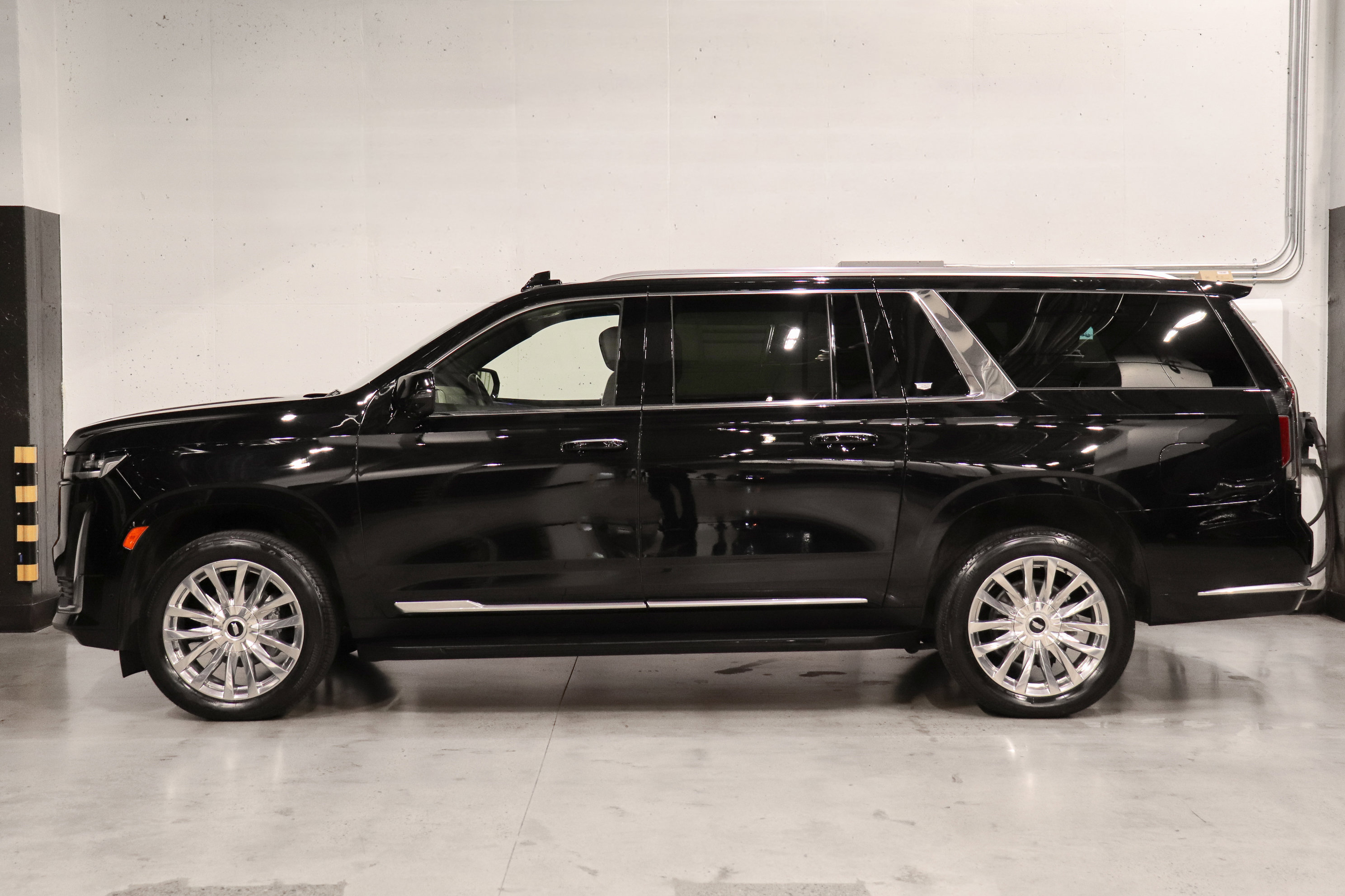 Used 2023 Cadillac Escalade ESV Premium Luxury image 2