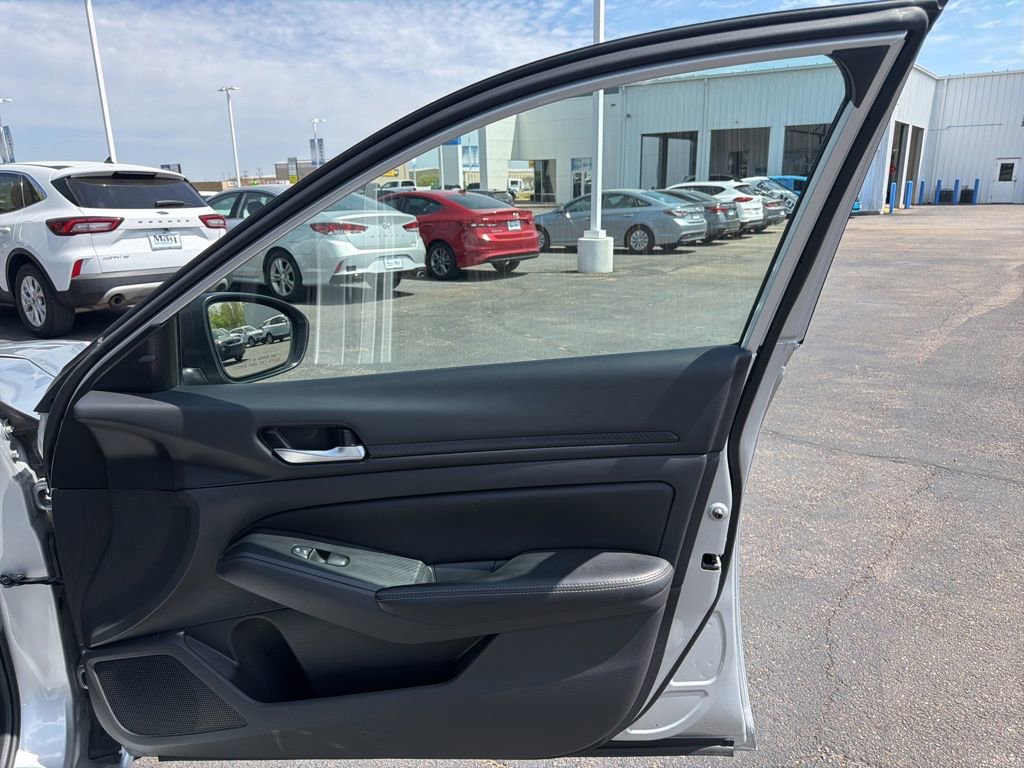 Used 2024 Nissan Altima 2.5 SV image 31