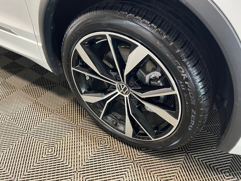 Used 2023 Volkswagen Tiguan SEL R-Line image 4