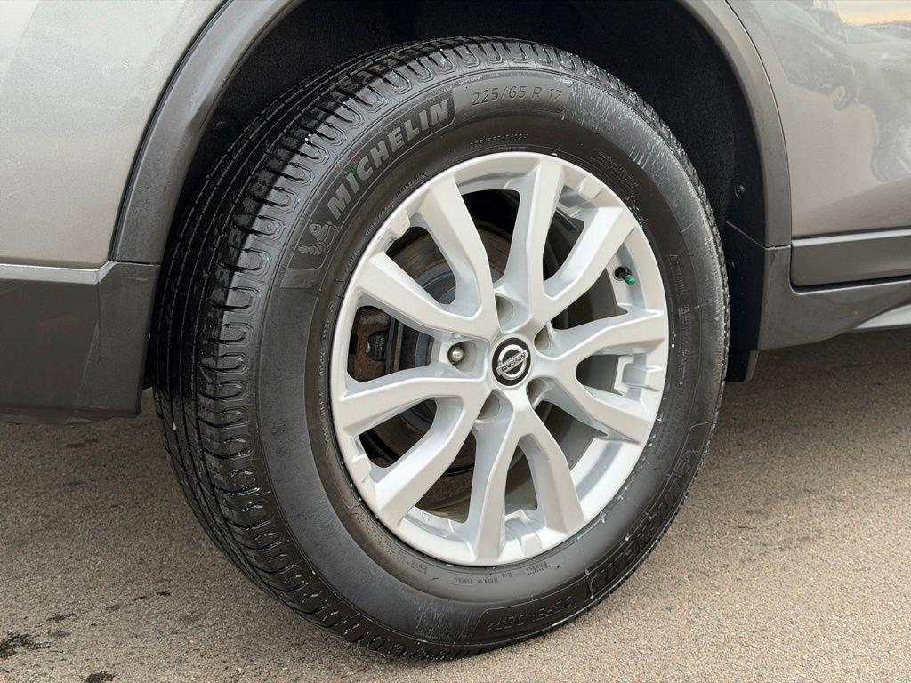 Used 2018 Nissan Rogue SV w/ Sun & Sound Touring Package image 24