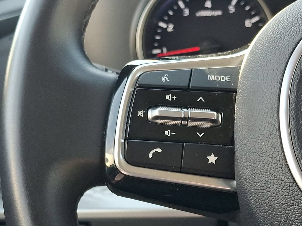 Used 2024 Kia Carnival LX FWD image 21