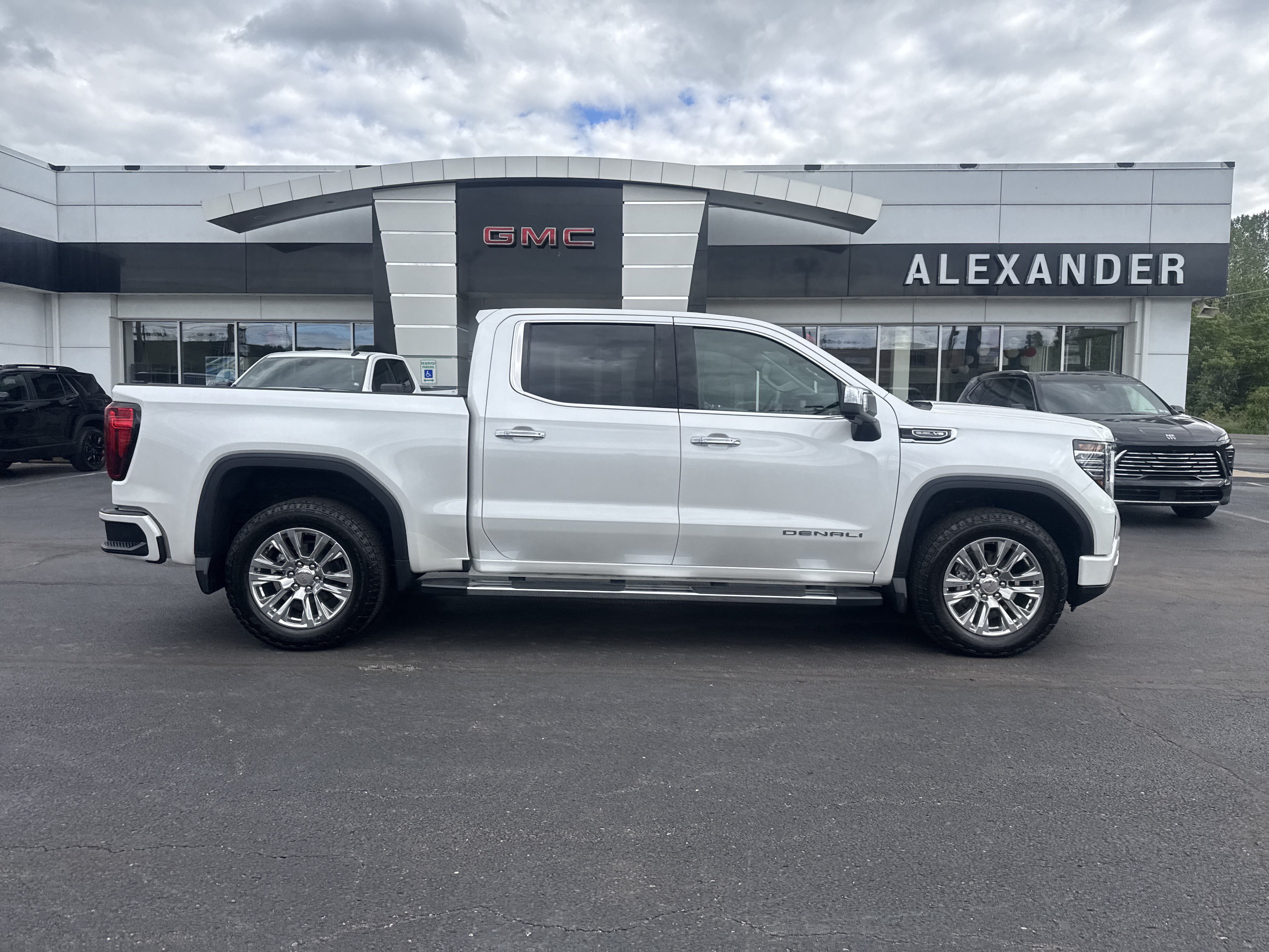 Used 2024 GMC Sierra 1500 Denali w/ Technology Package AWD/4WD image 2