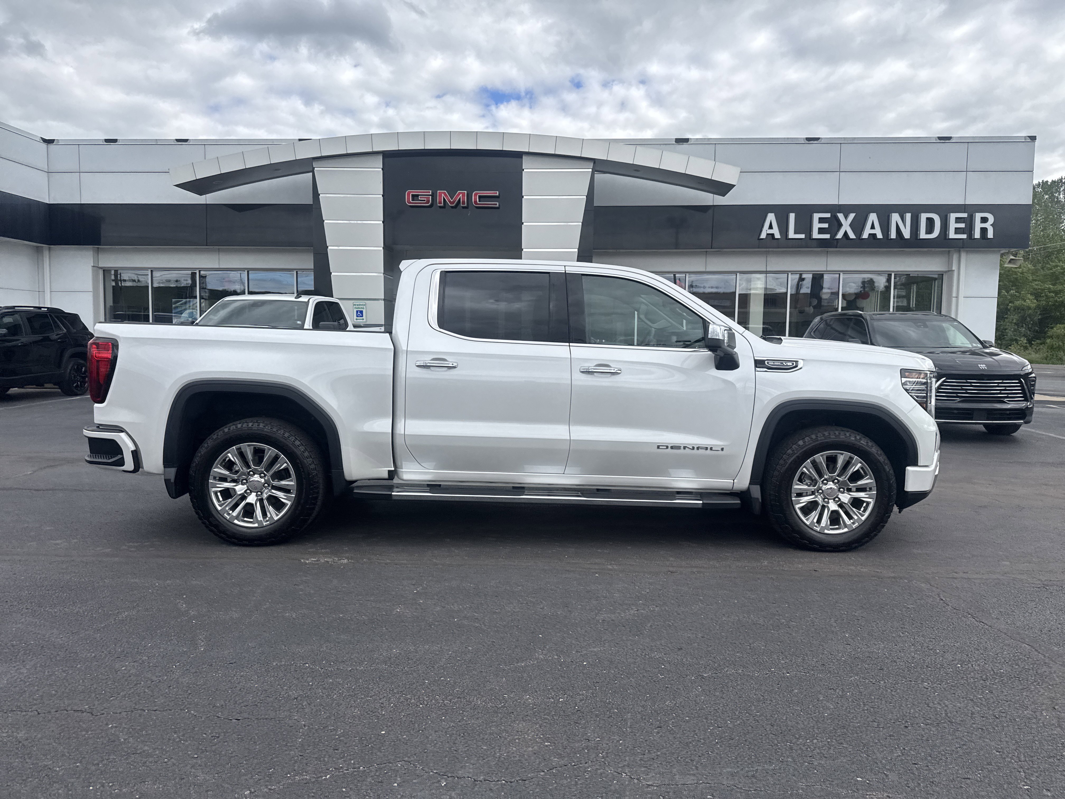 Used 2024 GMC Sierra 1500 Denali w/ Technology Package AWD/4WD video 2