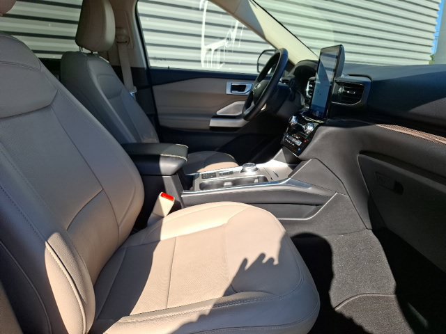 Certified 2023 Ford Explorer Limited w/ Limited Technology Package RWD image 35