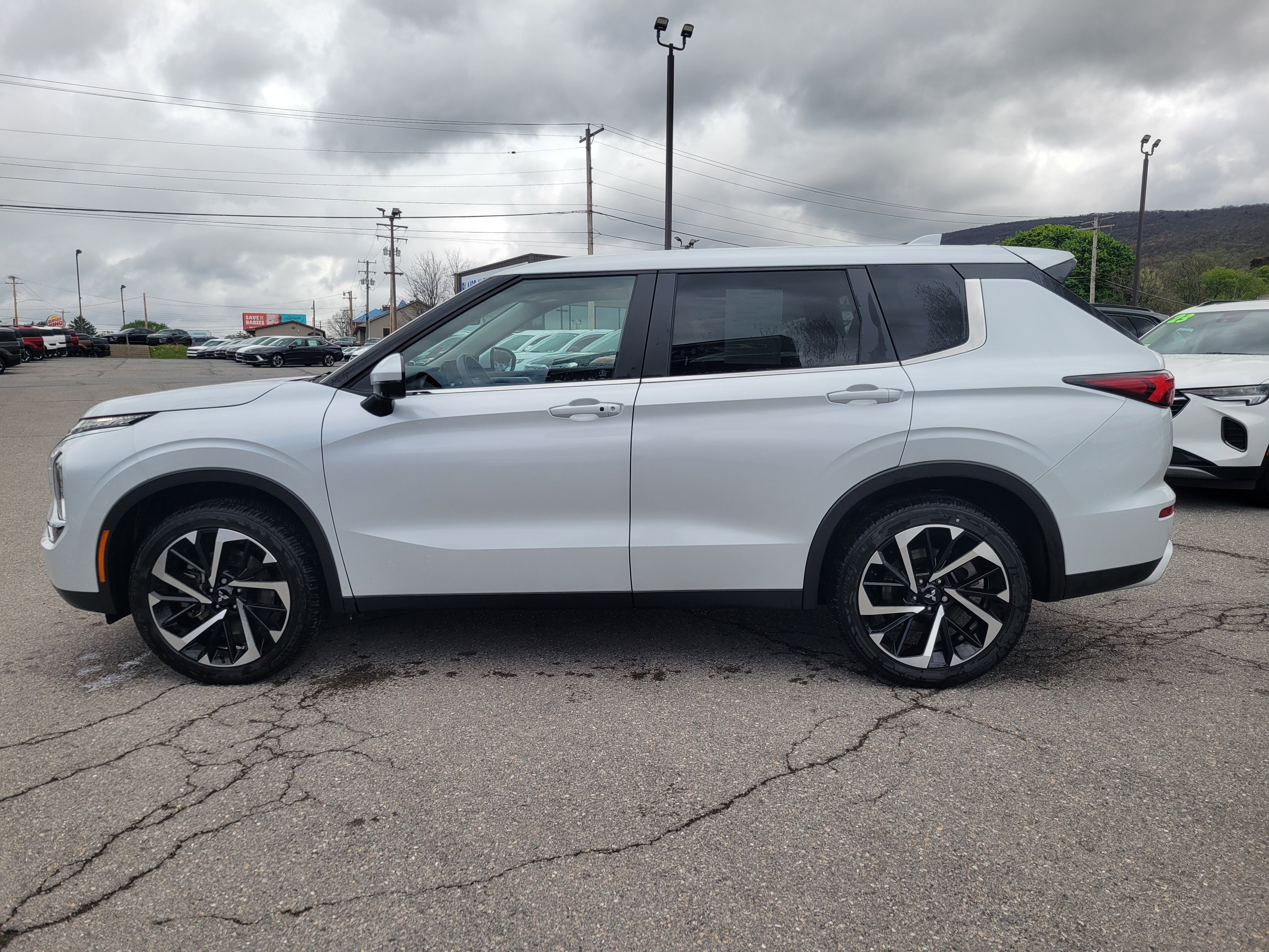 Used 2024 Mitsubishi Outlander SE AWD/4WD image 4