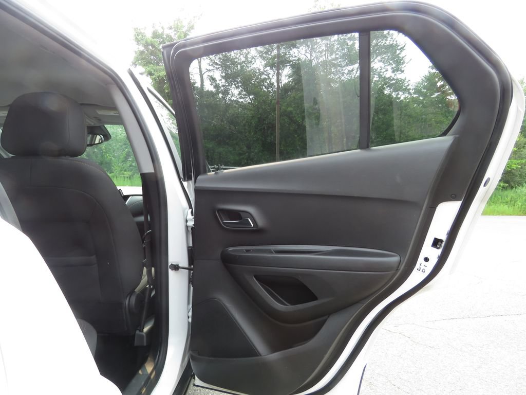 Used 2022 Chevrolet Trax LS w/ Tint and Cruise Package AWD/4WD image 15