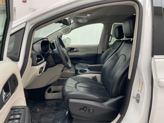 Used 2022 Chrysler Pacifica Touring-L image 8