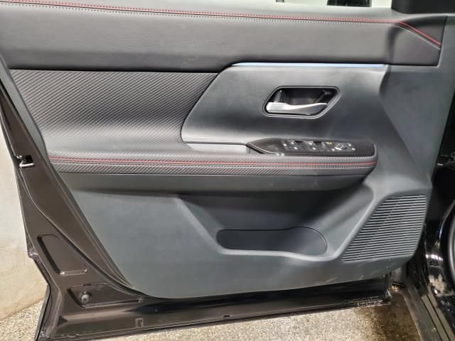 Used 2025 Nissan Kicks SR AWD/4WD image 13