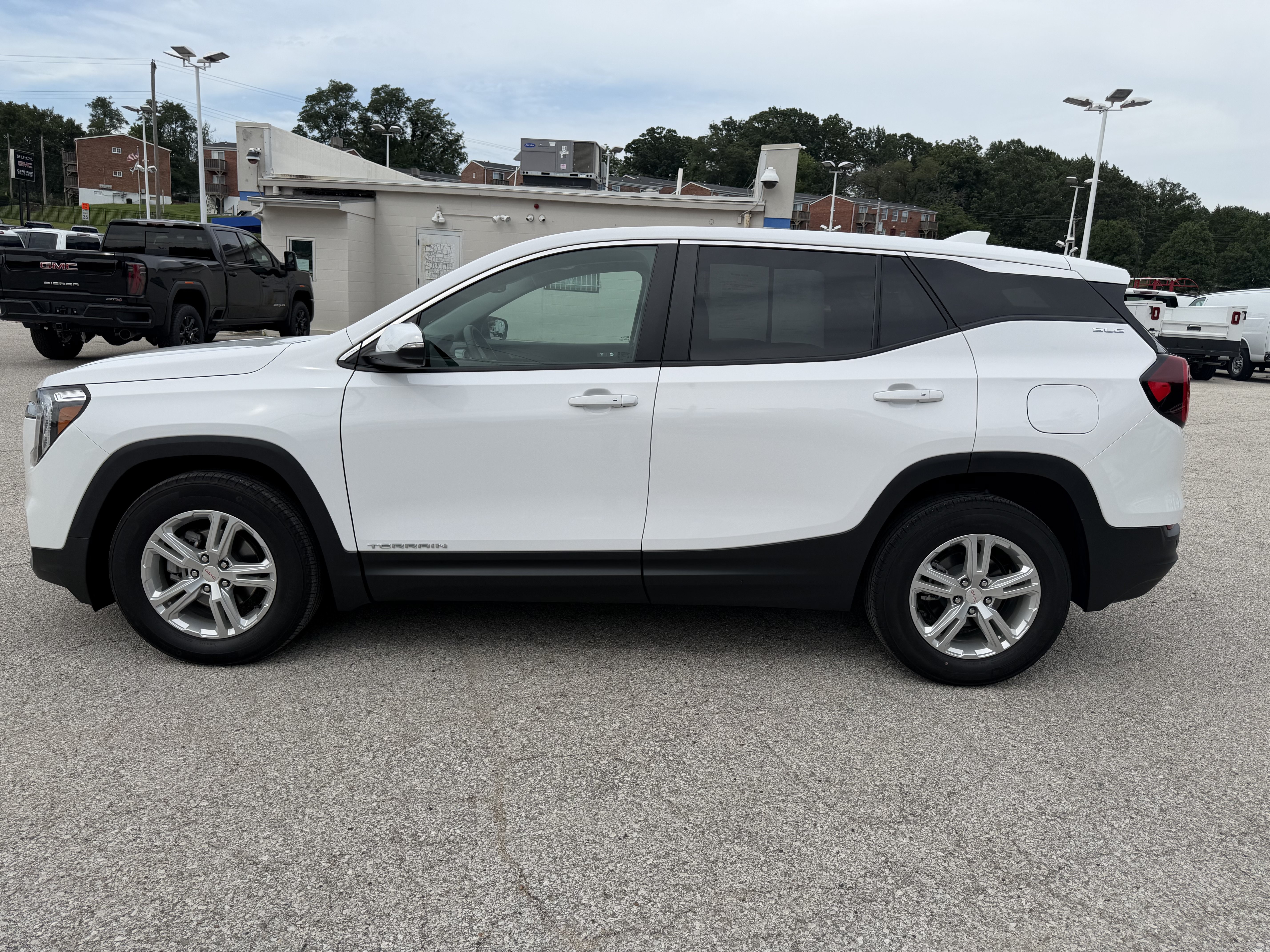 Used 2024 GMC Terrain SLE FWD image 4