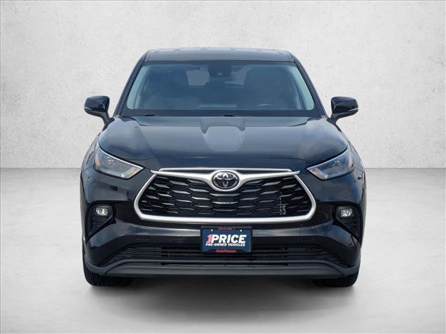 Used 2023 Toyota Highlander LE image 2