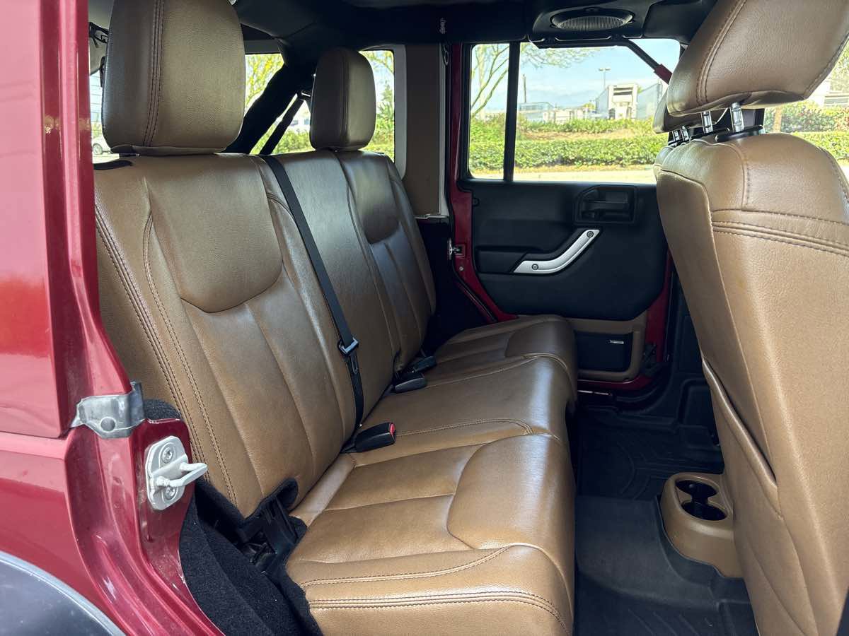 Used 2013 Jeep Wrangler Unlimited Rubicon w/ Connectivity Group AWD/4WD image 14