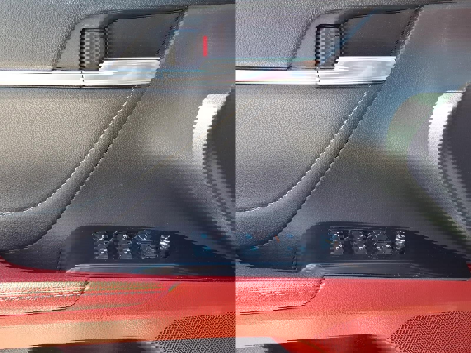 Used 2018 Toyota Camry XSE image 15