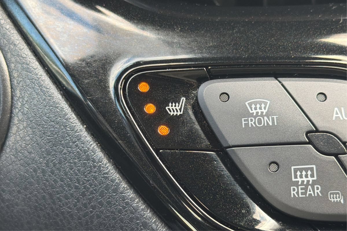 Used 2019 Toyota C-HR Limited FWD image 38
