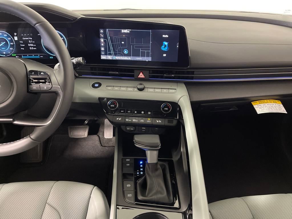 New 2025 Hyundai Elantra Limited image 16