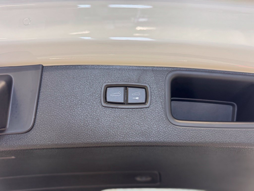 Certified 2025 Porsche Macan w/ Premium Package Plus AWD/4WD image 11