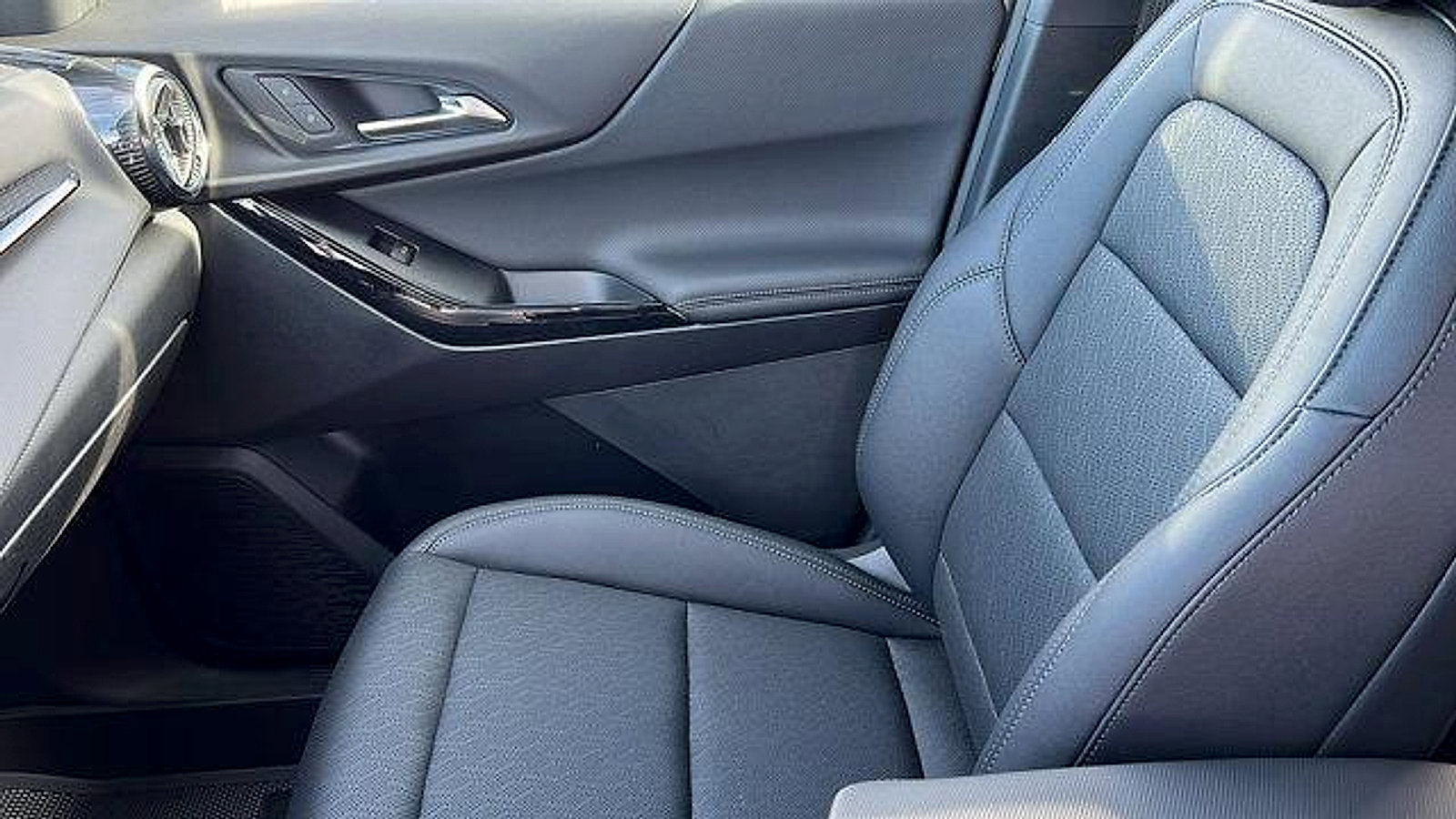 New 2026 Chevrolet Equinox LT w/ Convenience Package II image 19