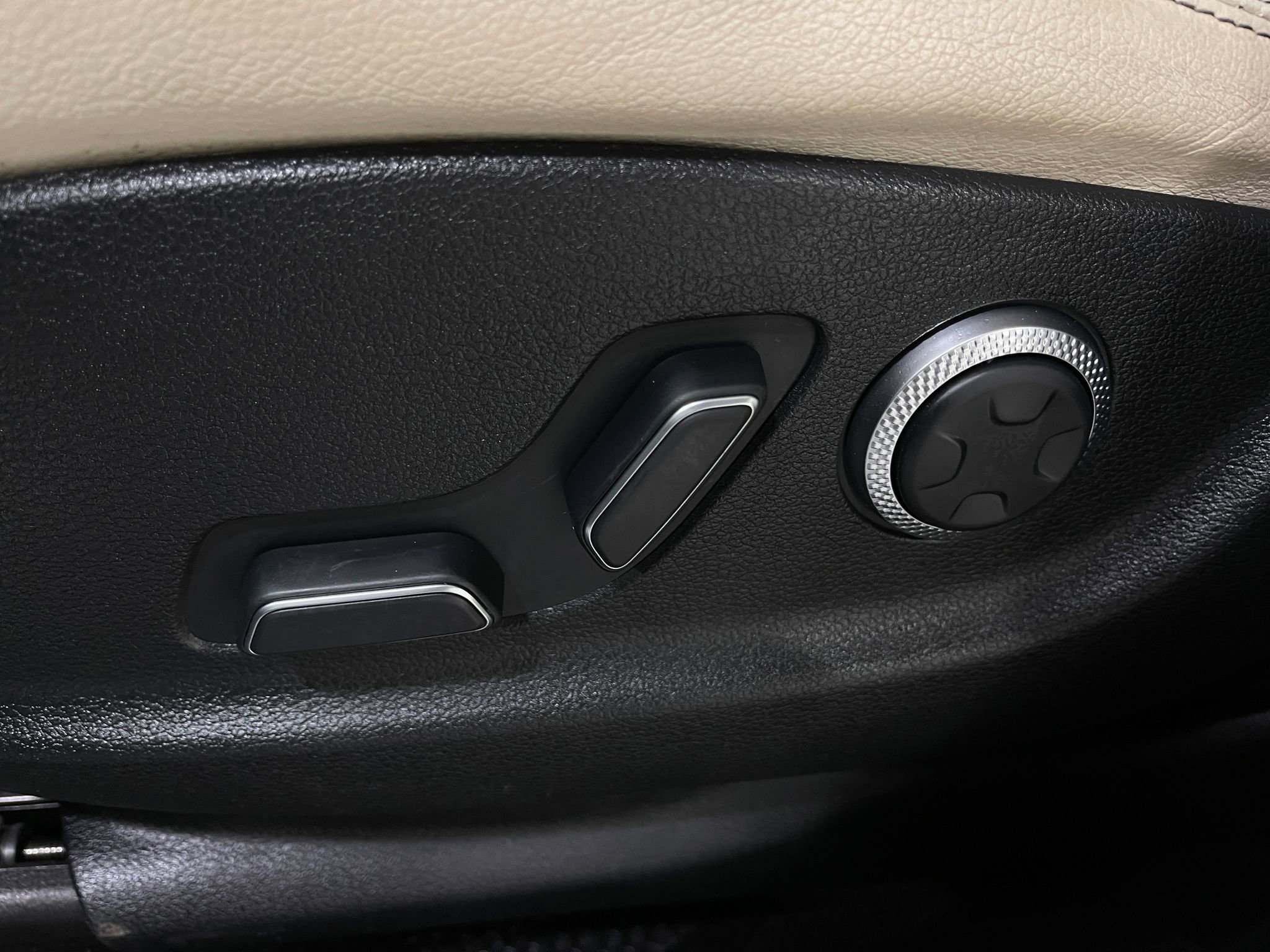 Used 2022 Genesis GV70 2.5T w/ Select Package image 16