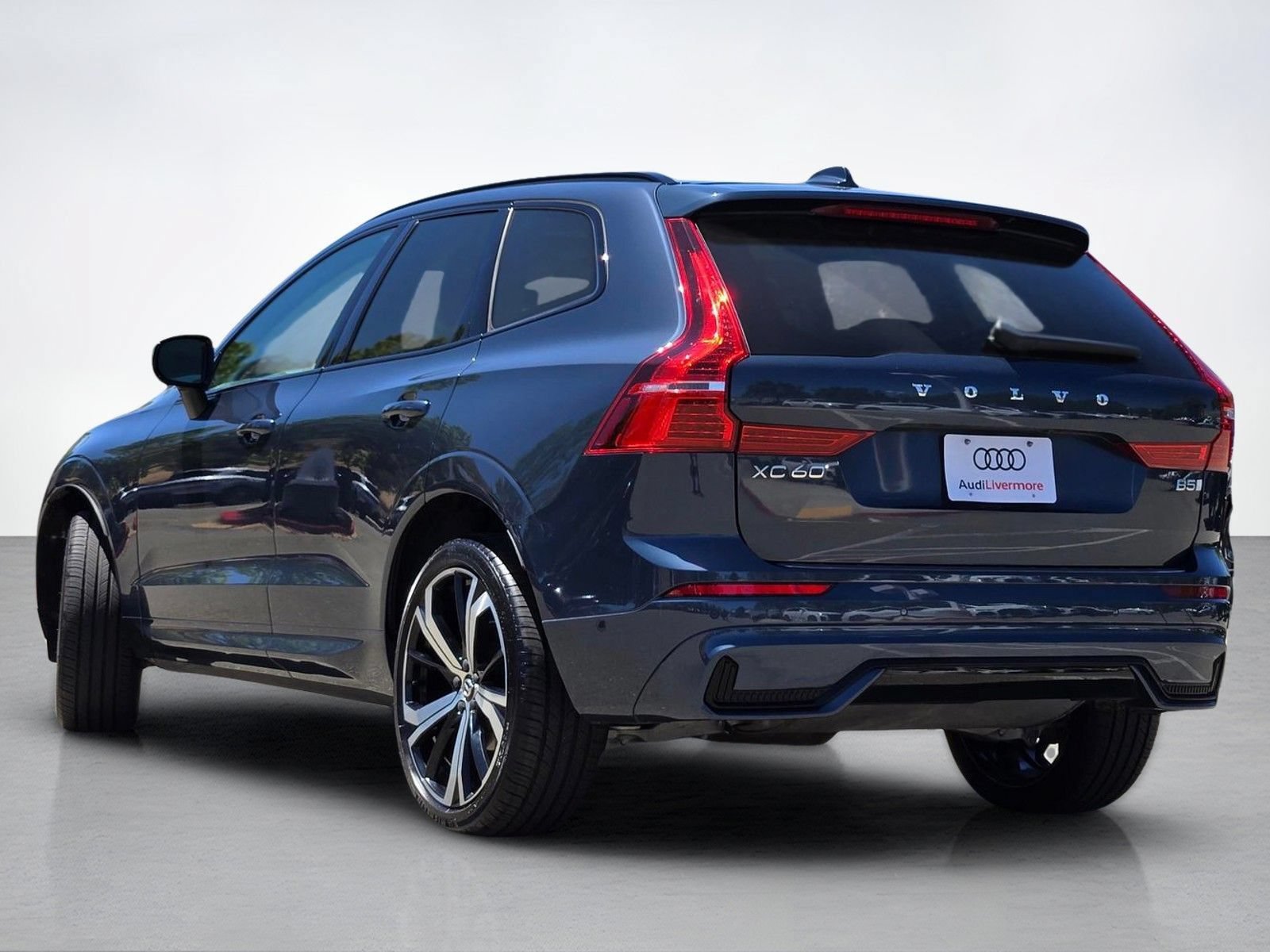Used 2023 Volvo XC60 B5 Ultimate w/ Climate Package FWD image 5