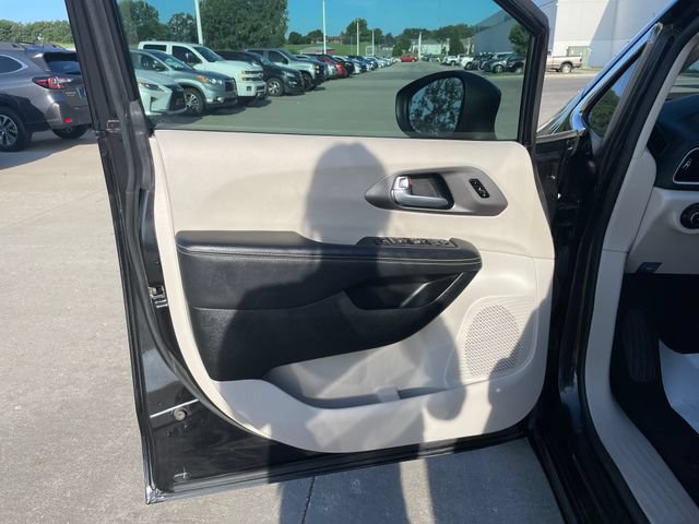 Used 2023 Chrysler Pacifica Touring-L FWD image 20