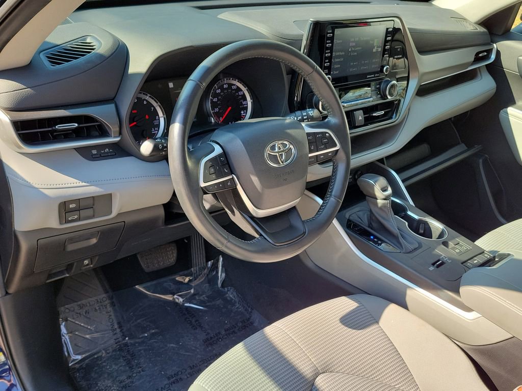 Used 2022 Toyota Highlander LE image 19