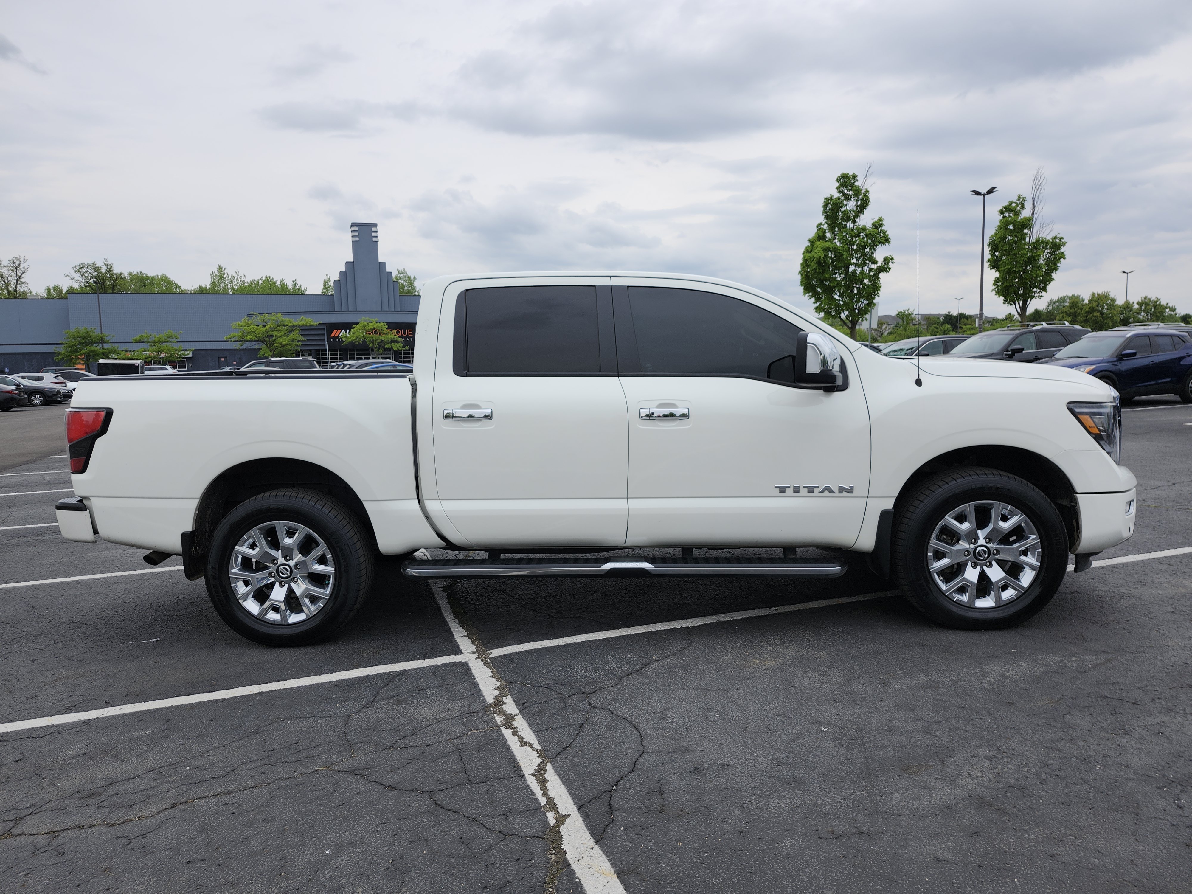 Used 2021 Nissan Titan SL w/ Moonroof Package AWD/4WD image 23
